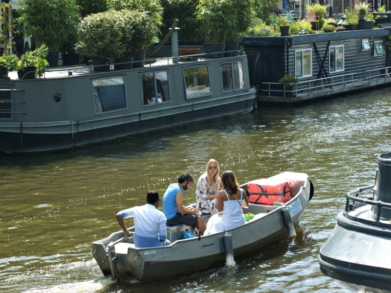 Alquilar un barco en Ámsterdam en los canales