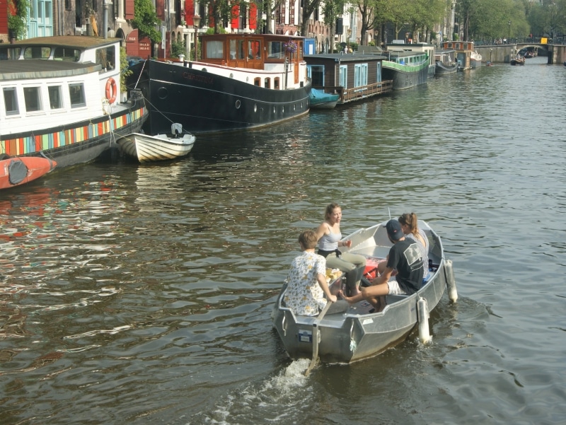 Alquilar un barco con patrón en los canales de Ámsterdam