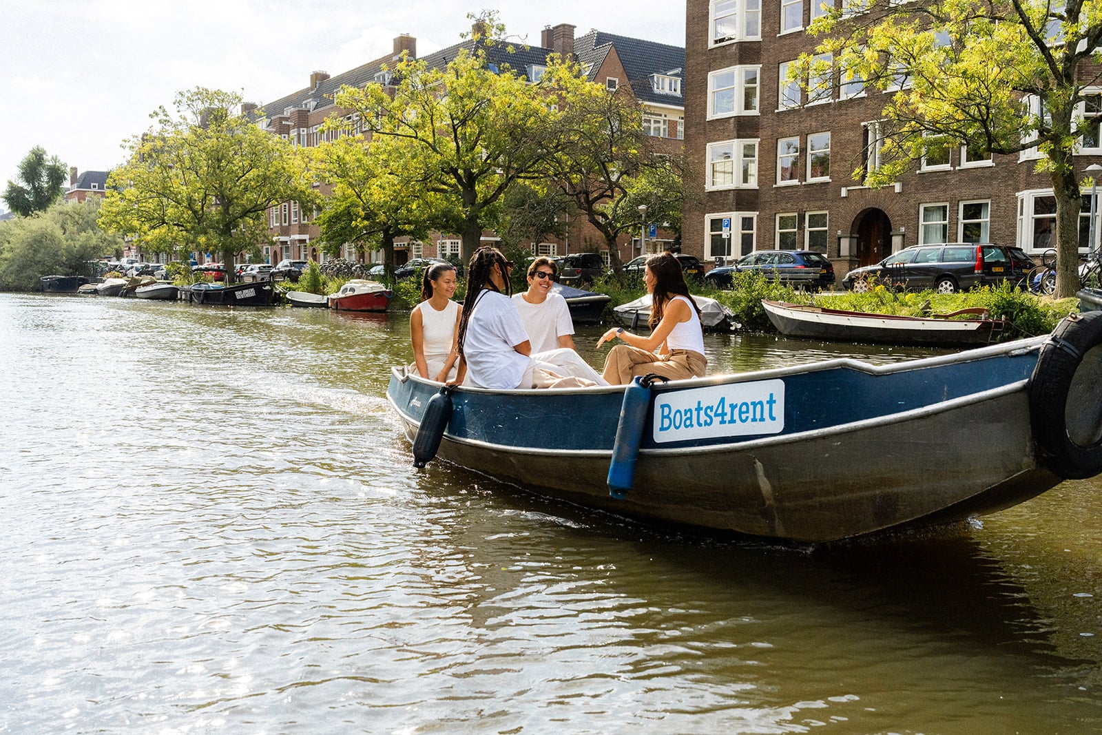 Grupo subiendo a bordo de un barco Boats4rent en Ámsterdam