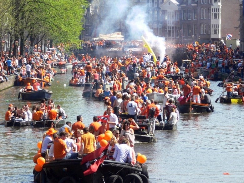 Alquiler barco Día del Rey Amsterdam - Canales con gente de fiesta