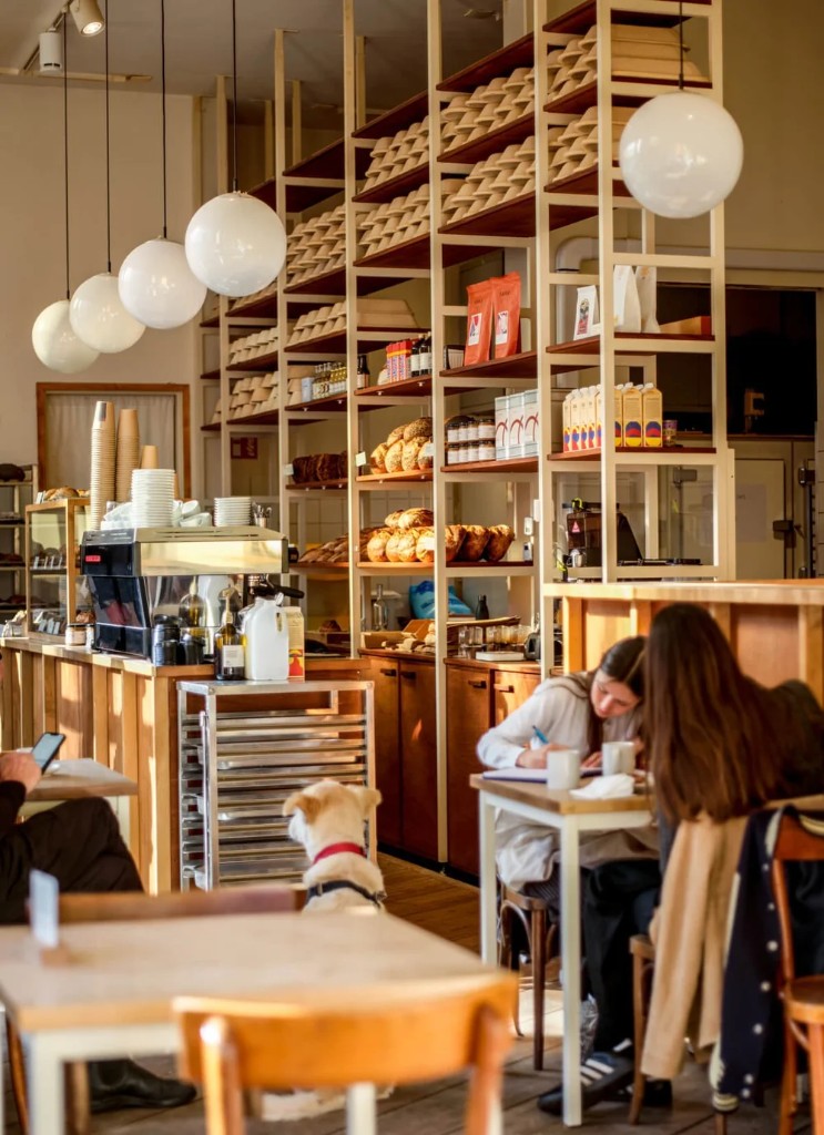 Panadería Louf Amsterdam en Bilderdijkstraat con pan fresco y café