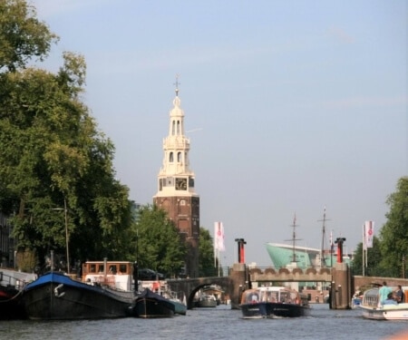 Canal de Ámsterdam con barcos — rutas y consejos