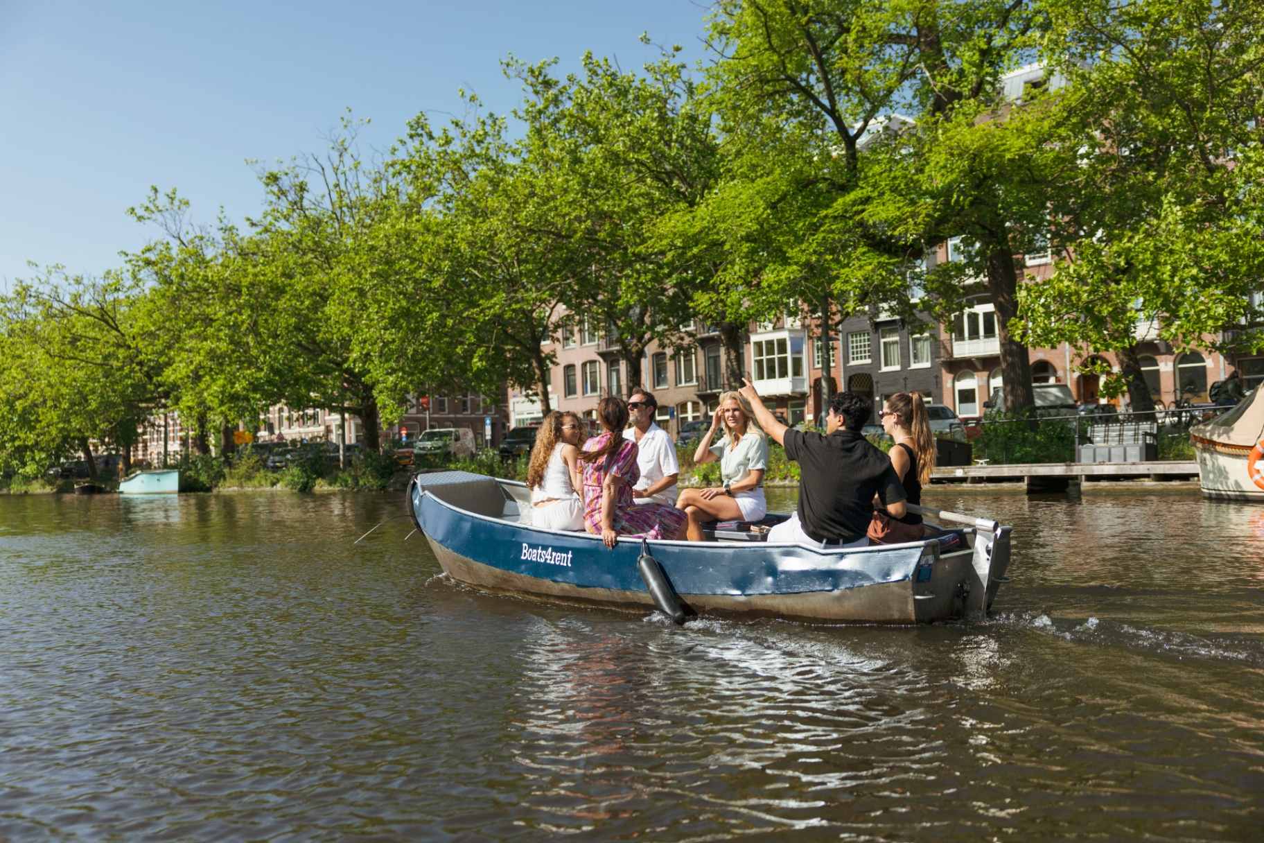Barco eléctrico en los canales de Ámsterdam